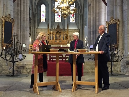 Cecilia Uddén ledde samtalet med Antje Jackelén och Jan Henningson vid Svenska kyrkans seminarium.