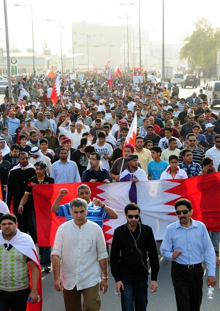 Demonstration i Bahrain den 23 februari 2011 för demokrati. I täten går Nabeel Rajab, idag i fängelse, Ali Abdulemam som lyckades fly till Storbritannien 2013 och Abdulhadi Alkhawaja, dömd till livstids fängelse.