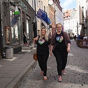 Kristel och Aili tycker att kritiken mot partnerskapslagen i Estland är överdriven. Kristel och Aili tycker att kritiken mot partnerskapslagen i Estland är överdriven.