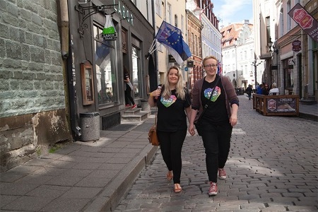 Kristel och Aili tycker att kritiken mot partnerskapslagen i Estland är överdriven. 