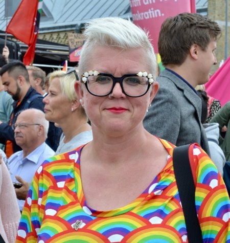 Suzann Larsdotter bokade om sin biljett för att stanna kvar och delta i paraden.