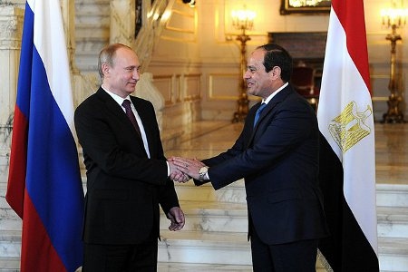 Egypten har goda förbindelser med både Ryssland och USA. Här är president al-Sisi (till höger) på besök hos Vladimir Putin i Ryssland i februari 2015.
