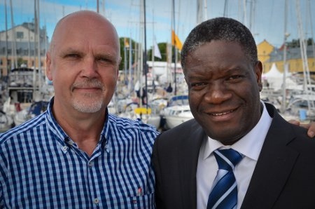 Författaren Berthil Åkerlund med Denis Mukwege.