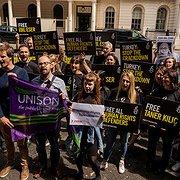 Amnestys brittiska sektion demonstrerar den 12 juli tillsammans med PEN-England, Index on Censorship, Reportrar utan Gränser och facket Unison utanför Turkiets ambassad i London. 