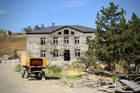 Kulturhuset i Talish under uppbyggnad.