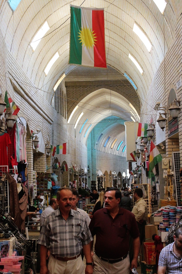 KRG:s flagga hänger över besökarna i basaren i Erbil, den stad som snart kan bli huvudstad i ett självständigt irakiskt Kurdistan.