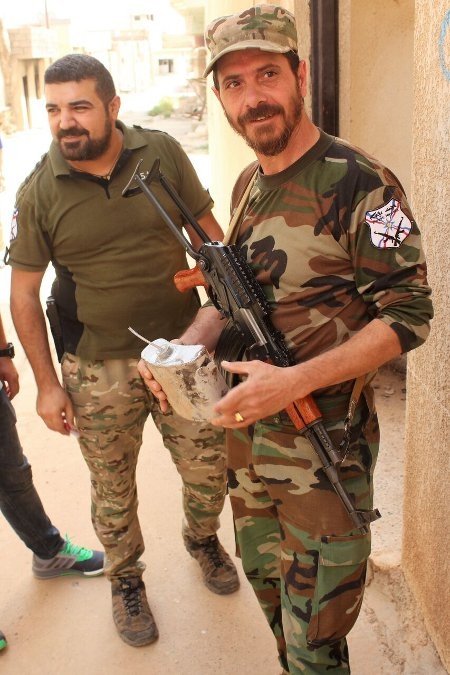 Områdena som har befriats från IS i nordvästra Irak kontrolleras av peshmerga och en uppsjö av olika miliser. På bilden visar medlemmar ur den assyriskkristna milisen Dwekh Nawsha upp en hemmagjord sprängladdning som IS har konstruerat.