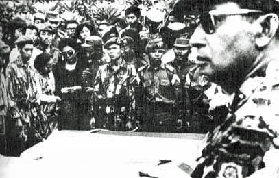 General Suharto (i förgrunden) vid begravningen av de sex generaler som mördades vid kuppförsöket den 30 september 1965.