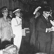 Suharto svärs in som president 1968. Han styrde fram till 1998 då han tvingades avgå.