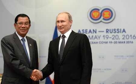 Kambodjas premiärminister Hun Sen med Rysslands president Vladimir Putin den 19 maj 2016.