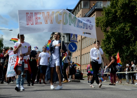 Nyanlända flyktingar gick med i paraden.