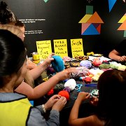 Blommorna som museibesökarna lägger på kistan kommer att skickas till Noxolo Nogwasas familj. – De ska veta att det finns människor över hela världen som ser orättvisan och vill förändra, säger Louise Bergetoft.