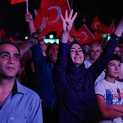 Kuppförsöket den 15 juli 2016 stoppades och president Erdoğan uppmanade turkarna att gå ut och försvara demokratin. 