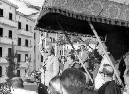 Francisco Franco styrde Spanien från 1939 till sin död 20 november 1975. Här håller han tal i Eibar 1949. 