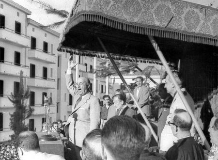 Francisco Franco styrde Spanien från 1939 till sin död 20 november 1975. Här håller han tal i Eibar 1949.