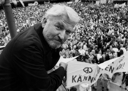 Hans Alfredson var aktiv medlem i Amnestys grupp 50. Han var också engagerad i bland annat arbetet mot kärnkraft och svenskt medlemskap i EMU. Här vid en kärnkraftsdemonstration på Sergels torg 14 maj 1986 efter olyckan vid Tjernobyl.