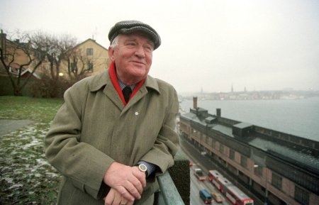  Hans Alfredson på Fjällgatan på Söder i Stockholm 1 december 1997. 