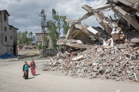 I striderna mellan kurdisk stadsgerilla och turkiska säkerhetsstyrkor 2015-2016 drabbades en rad städer av svår förstörelse.