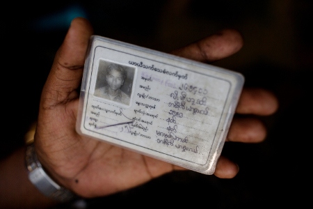 Mohammad Zakaria visar sitt burmesiska id-kort. Det är en temporär id-handling som anger hans nationalitet som ”bengali islam”.
