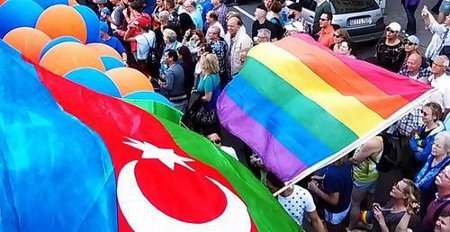 Azerbajdzjans flagga på en Prideparad i Tyskland 2015.