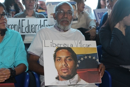  Jorge Fernandez med ett plakat med bild på sin fängslade son.