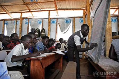 Flyktingar från Sydsudan sitter i skolbänken i ”Yangani Progressive Primary School” i Yumbe i norra Uganda. Trots stora svårigheter försöker Uganda ge flyktingar skolundervisning och hälsovård.