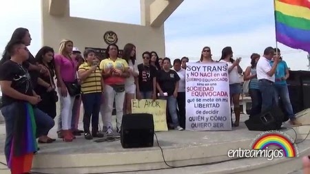 Skärmdump från film den 17 maj 2014 då IDAHOT, internationella dagen mot homofobi och transfobi, uppmärksammades i El Salvadors huvudstad San Salvador.