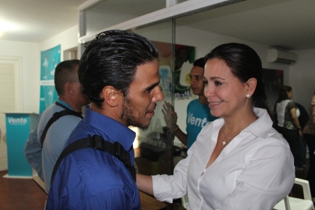 Angel Contreras och högerpolitikern Maria Corina Machado.