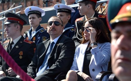 President Ilahim Alijev (solglasögon) med presidenthustrun Mehriban Pashayeva vid segerparaden i Moskva 9 maj 2015.