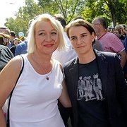  På bilden poserar Ana Brnabic (till höger) med Helena Vukovic, transperson som tidigare har varit arméofficer.