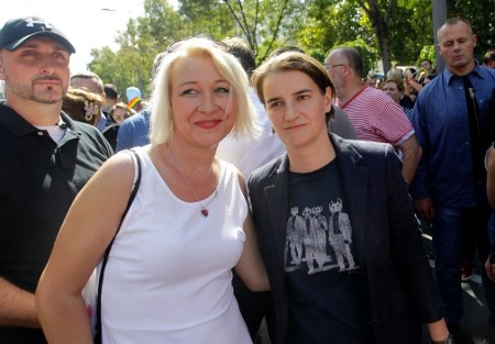 På bilden poserar Ana Brnabic (till höger) med Helena Vukovic, transperson som tidigare har varit arméofficer.