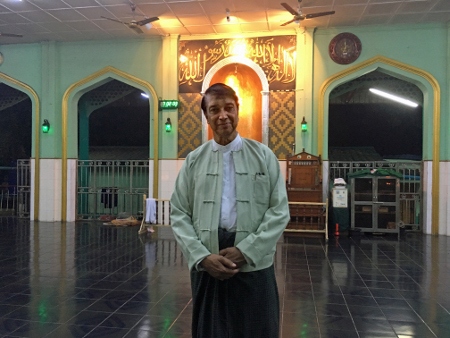 Muslimen U Aye Lwin vid en moské i Rangoon. Han har varit med och grundat en interreligiös rörelse för fred.