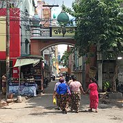 Vägen in till Joon-kvarteren i staden Mandalay. Till följd av det spända läget mellan muslimer och buddister hålls entrégrinden låst om nätterna.