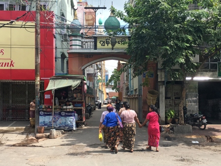 Vägen in till Joon-kvarteren i staden Mandalay. Till följd av det spända läget mellan muslimer och buddister hålls entrégrinden låst om nätterna.