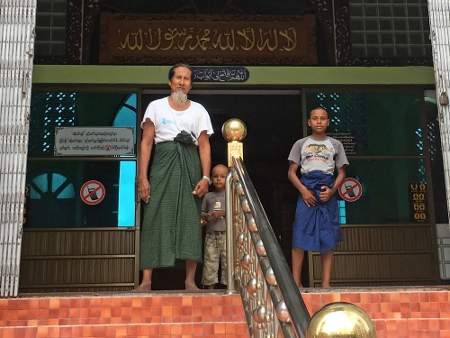 U Wai Li Tin Aung tillsammans med två av sina barn. Han arbetar i Joon-moskén som är den största i staden Mandalay.