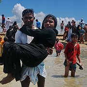 Flyktingar från Burma anländer till Bangladesh efter att ha lyckats fly undan våldet i hemlandet genom att ta sig över floden Naf, som skiljer länderna åt.