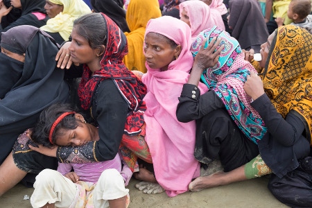 Kvinnor och barn som lyckats fly undan det brutala våldet i Burma väntar i ett flyktingläger på biståndshjälp. 