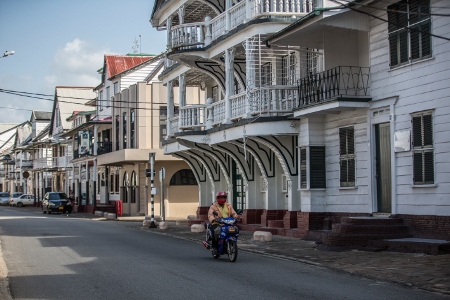 Paramaribos stadskärna består av vita trähus, byggda av holländare på 1700- och 1800-talen och numera uppsatta på Unescos världsarvslista.