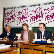Konferensen om dödsstraff hölls på Folkets Hus i Stockholm den 10-11 december 1977: Garfield Todd, tidigare premiärminister i Sydrhodesia (nuvarande Zimbabwe), Thomas Hammarberg Martin Ennals, generalsekreterare i Amnesty och Olof Dahlen.