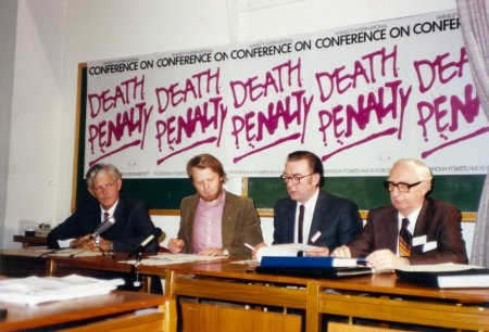Konferensen om dödsstraff hölls på Folkets Hus i Stockholm den 10-11 december 1977: Garfield Todd, tidigare premiärminister i Sydrhodesia (nuvarande Zimbabwe), Thomas Hammarberg Martin Ennals, generalsekreterare i Amnesty och Olof Dahlen.