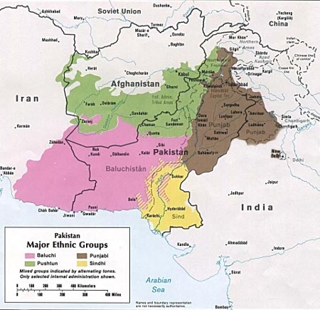 Balucherna bor i både Iran och Pakistan och en mindre grupp finns även i Afghanistan (det rosa området på kartan).