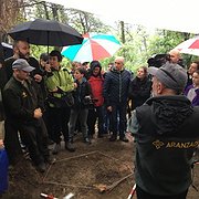 Alla närvarande samlas i en ring runt historikern Mikel Diego som ger en bakgrund till dagens utgrävning.