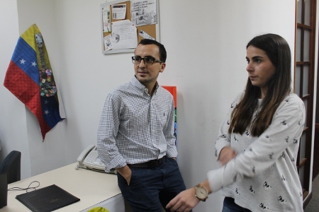 Oscar Ernesto Patiño och Daniela Pereira på sitt kontor, "Un Mundo Sin Mordaza".