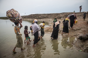 Flyktingar anländer med båt från Burma till Teknaf i Bangladesh den 28 september 2017. 