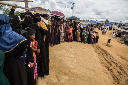Flyktingar i kö i Kutupalong-lägret i Bangladesh den 27 september. Då beräknades det att cirka 200 000 rohingyer fanns i lägret. 