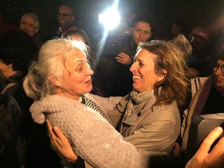  Glädje i Istanbul. İdil Eser (till vänster) efter att hon frigivits ur häkte den 26 oktober. 