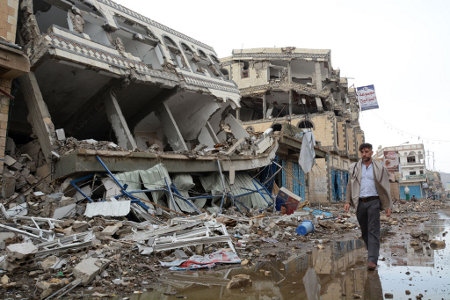 Staden Sa’ada i norra Jemen har drabbats hårt av flygbombningar från den koalition som leds av Saudiarabien och får stöd av USA och Storbritannien. Nu anklagas bägge sidor i kriget i Jemen för att använda mat som vapen. 