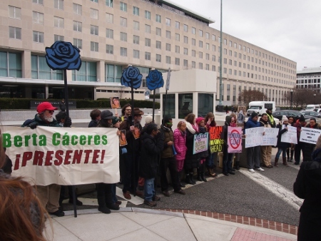 Mordet på Berta Cáceres förra året ledde till protester över hela världen. Här en demonstration i Washington 4 mars 2016.
