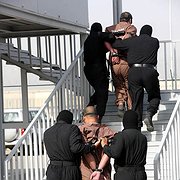 Här förs tre män till hängning i Kuwait den 1 april 2013. I snitt avrättas tre personer om dagen runt om i världen.