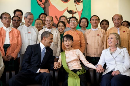 Nobelpristagaren Aung San Suu Kyi hade i många år ett brett internationellt stöd. Här är USA:s president Barack Obama och utrikesminister Hillary Clinton vid ett besök i Aung San Suu Kyis hem i Rangoon år 2012. 